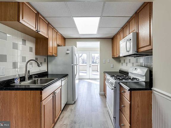 3rd image of 1986 Cambridge Dr #31