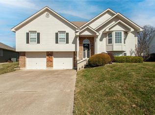 1125 SW Pacific Dr, Lees Summit, MO 64081