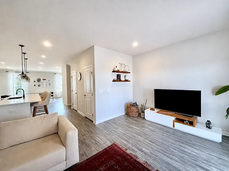 141 Callowhill Ln — Photo 4