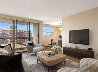 40 The Driveway, Ottawa, ON K2P 2C9