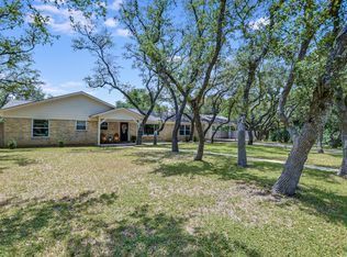 520 Skyforest Dr, Hollywood Park, TX 78232