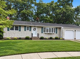 11 Whig Ct, Holbrook, NY 11741