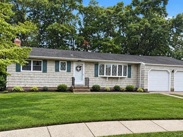 11 Whig Court, Holbrook, NY 11741