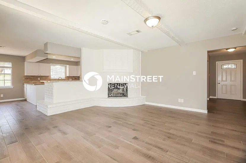 710 Holly Springs Dr — Photo 3