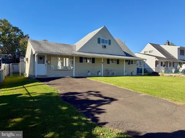 17 Rambler Ln, Levittown, PA 19055