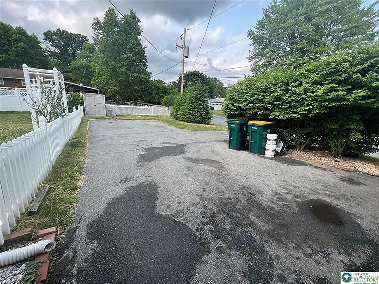 2401 Lawnherst Ave — Photo 32