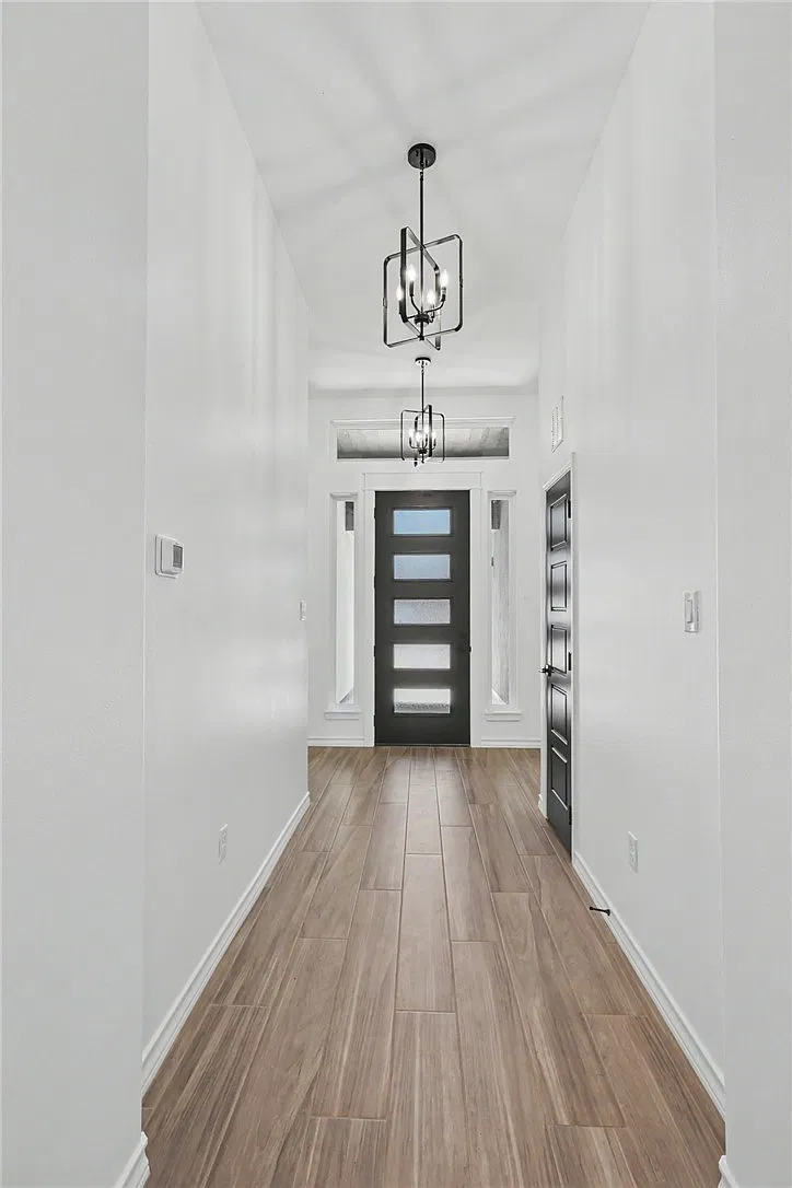 4 bed, 3.0 bath, 2150 sqft, $2,600 — Photo 2