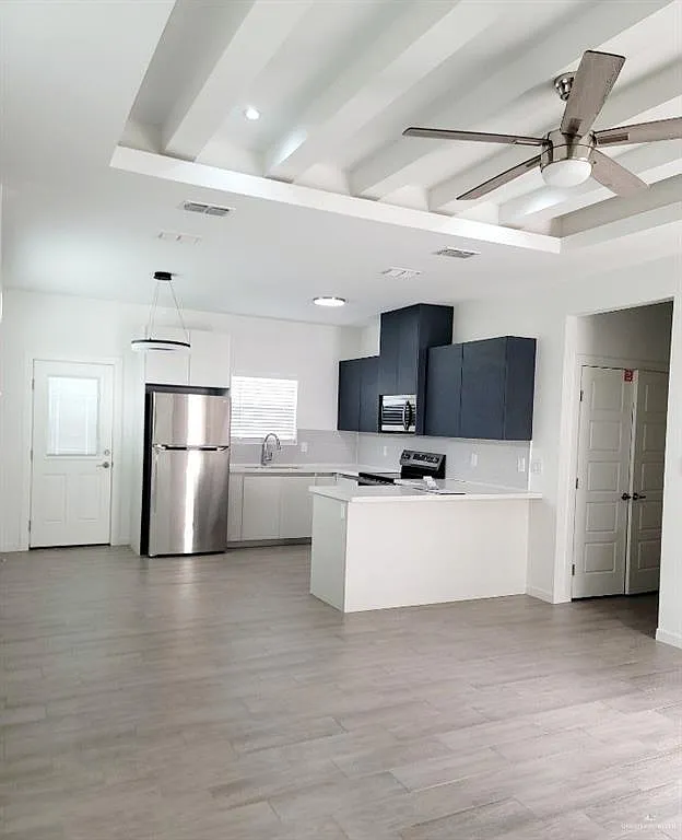 2 bed, 2.0 bath, 4050 sqft, $1,100 — Photo 4