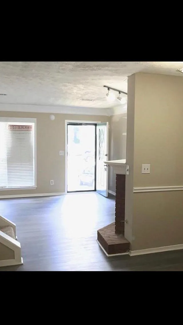 2 bed, 1064 sqft, $1,650 — Photo 2