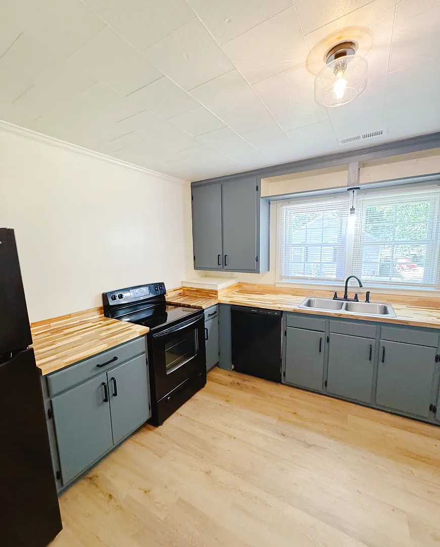 Amazing 2 bedroom 1 bath house available early September — Photo 3