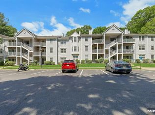 601 Lilac Ln, Mahwah, NJ 07430