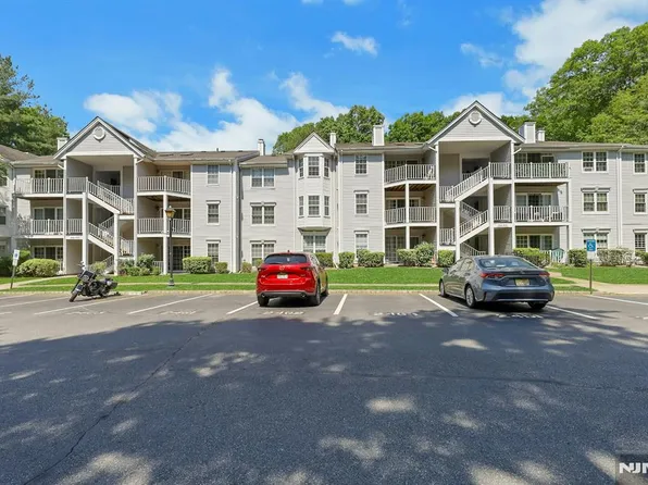 601 Lilac Ln, Mahwah, NJ 07430