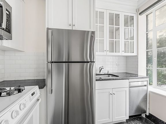 3rd image of 333 W 56th St APT 3C
