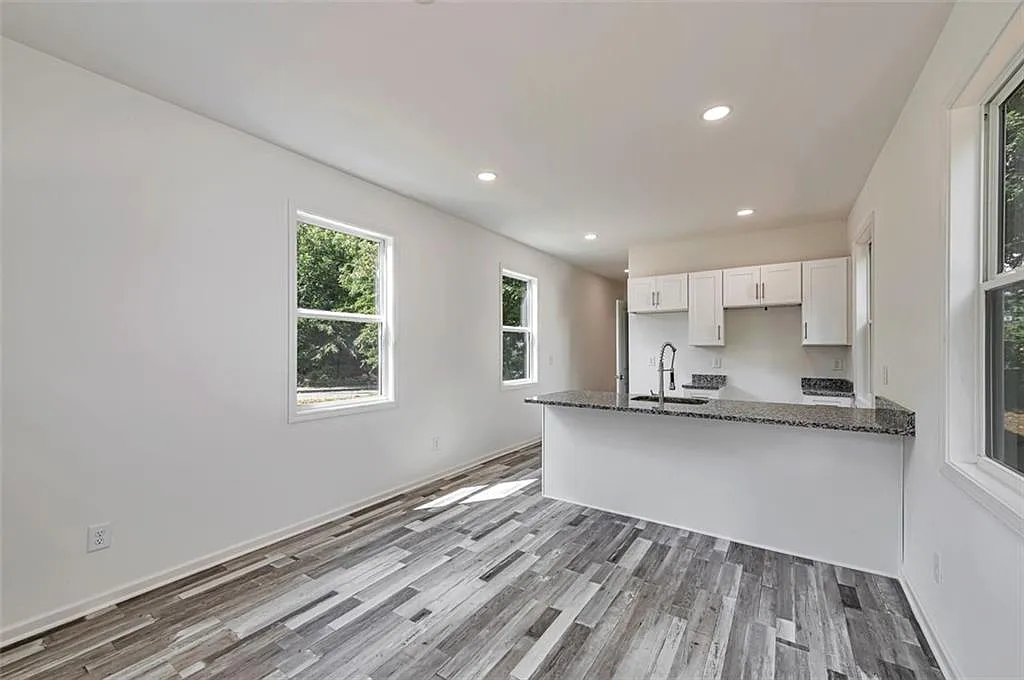 3 bed, 1.5 bath, 1050 sqft, $2,300 — Photo 2
