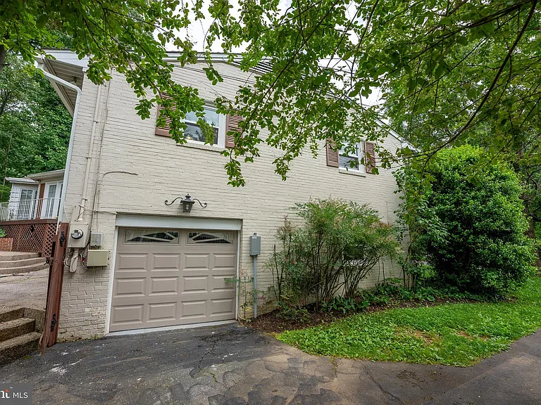 6438 Woodville Dr — Photo 23