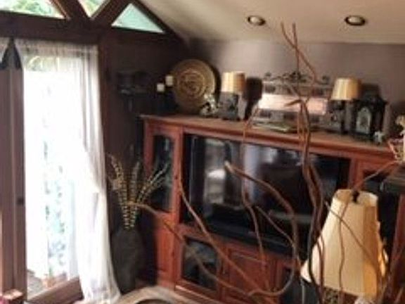 2nd image of 1132 Highland Heights Ln