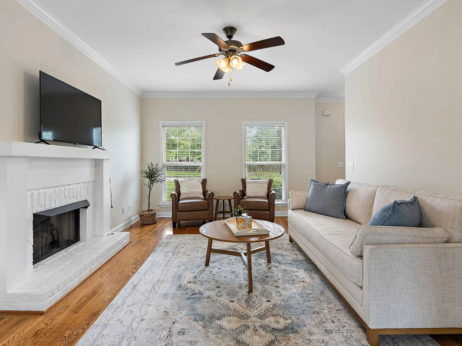 1016 McKenna Dr — Photo 2