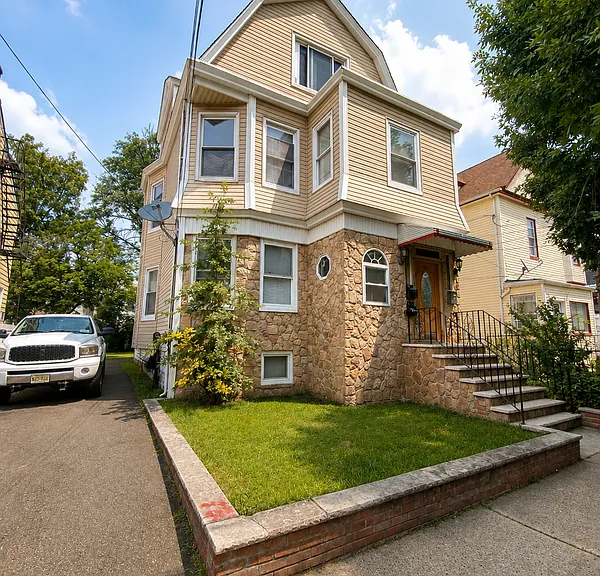 66 Tiffany Pl — Photo 1