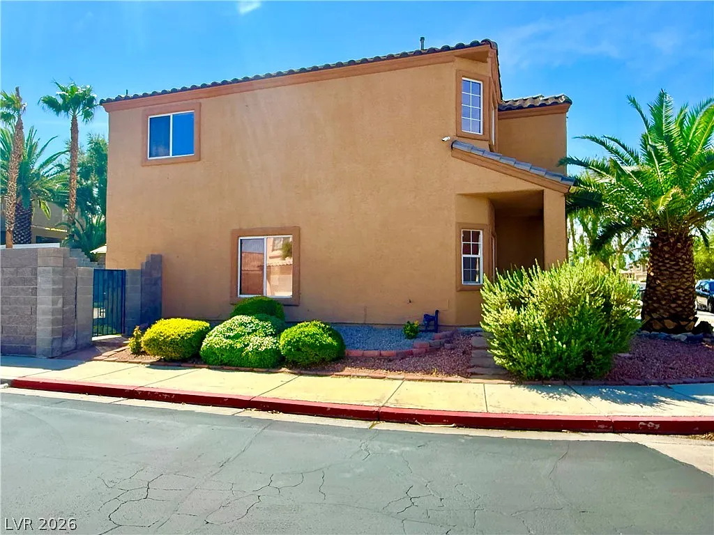 4 bed, 2.5 bath, 2045 sqft, $3,500 — Photo 2