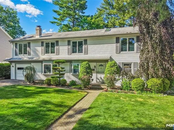 181 Behnke Ave, Paramus, NJ 07652