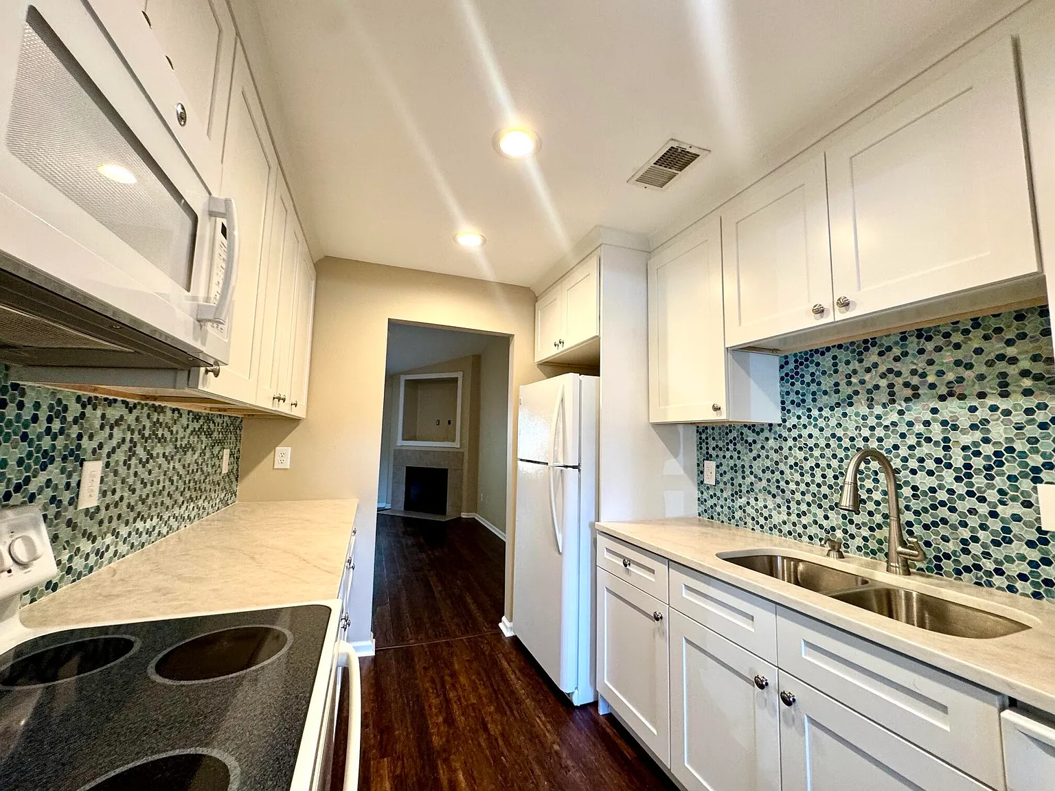 3 bed, 2.0 bath, 1291 sqft, $2,650 — Photo 4