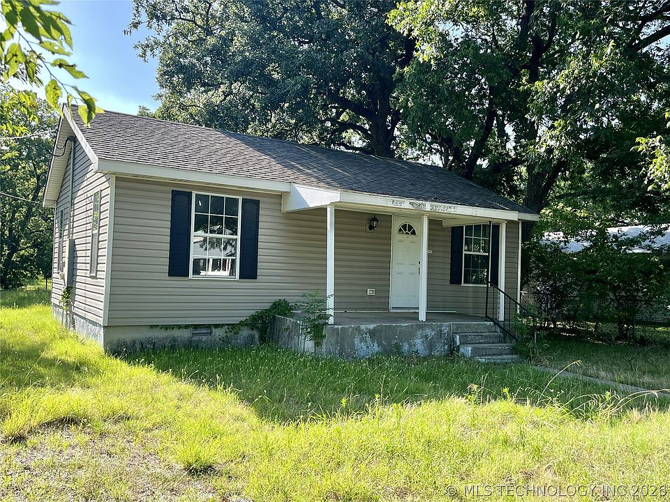 1st image of 1121 D St SE
