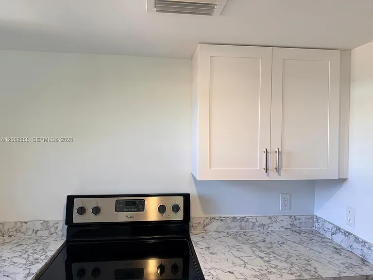 921 SW 7th St #3 — Photo 6