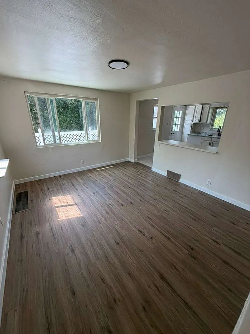 Spacious 4BR House in Pittsburgh, Section 8 Considered!! — Photo 3