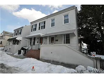 318 E Walnut St photo 1