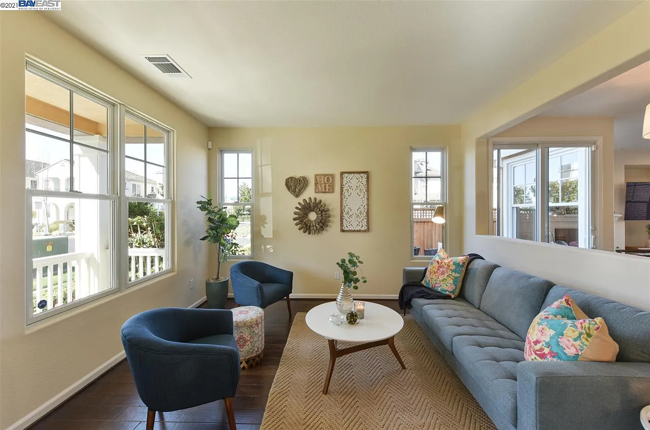 4 bed, 3.0 bath, 2035 sqft, $6,200 — Photo 4