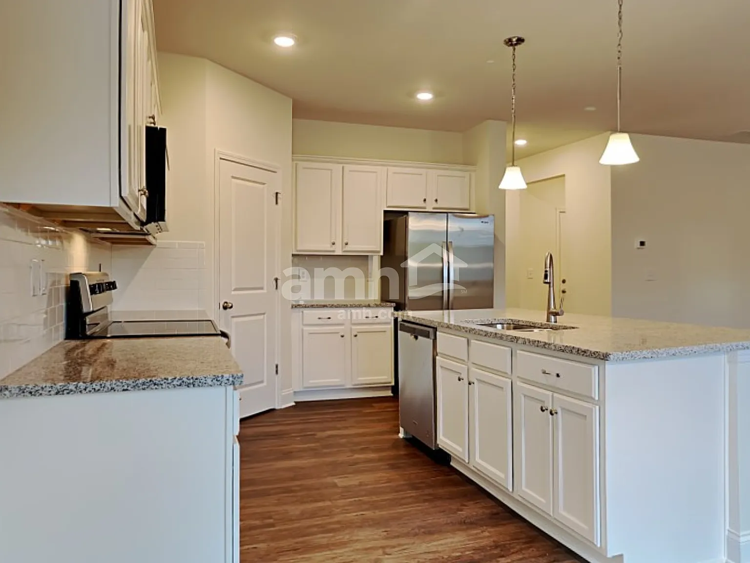 5 bed, 3.0 bath, 2850 sqft, $2,935 — Photo 4