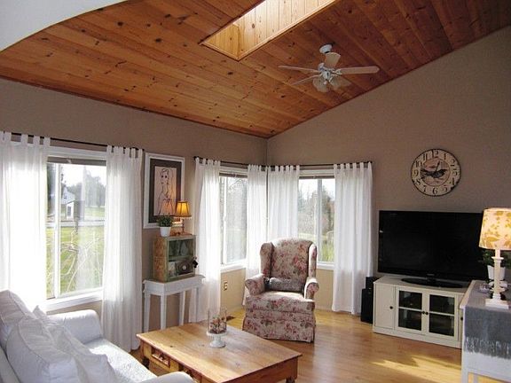 beautifully finished addition w/vaulted ceilings and sky light
