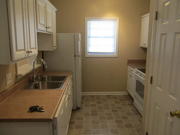 2060 Cross Gate Blvd — Photo 6