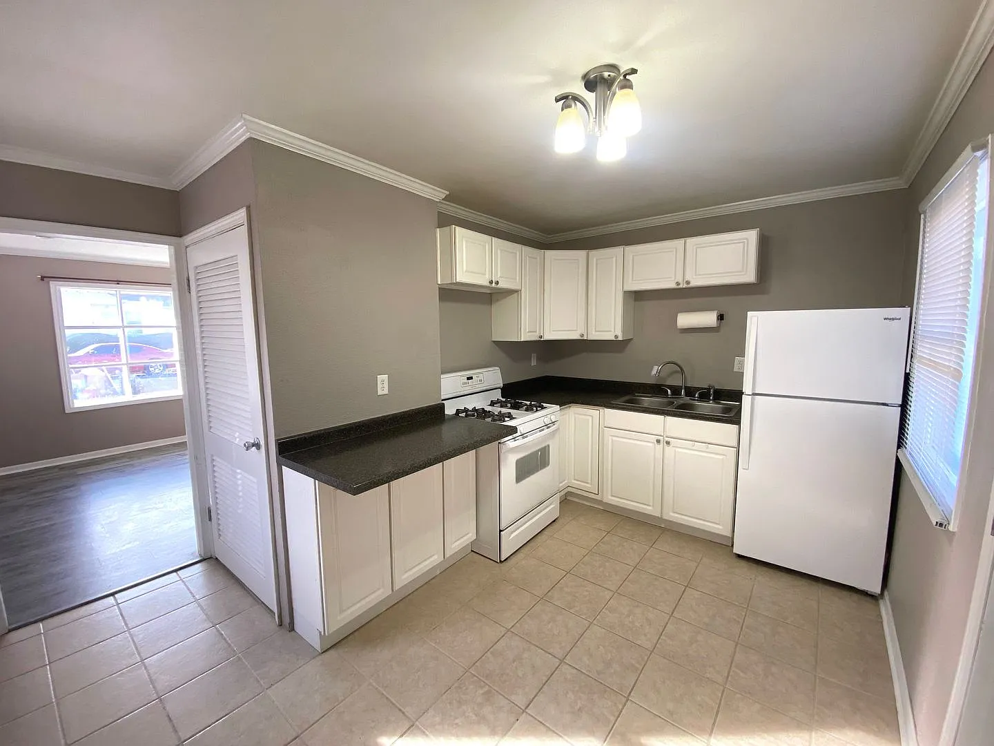 2 Bedroom, 1 Bath Home Available in Peoria IL! — Photo 3