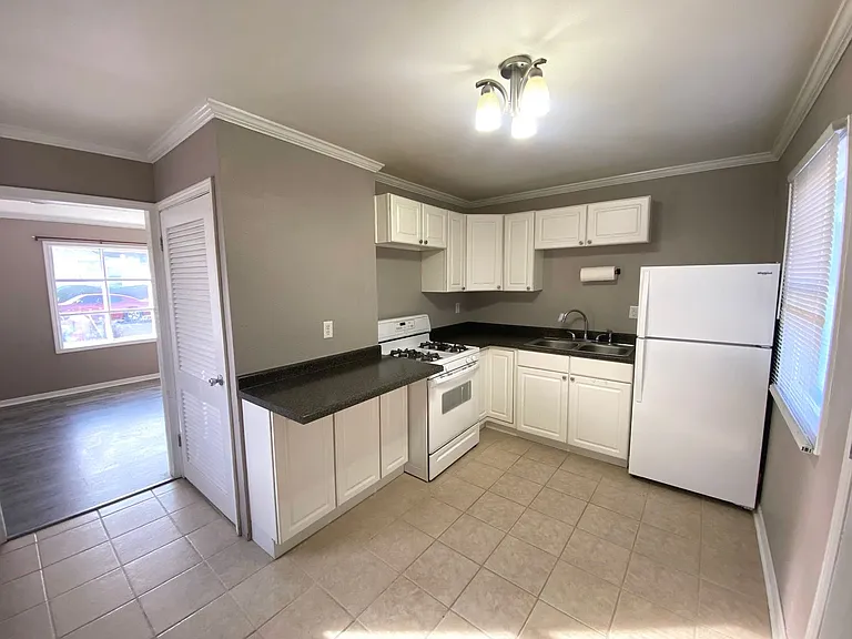 1311 W Maywood Ave — Photo 3