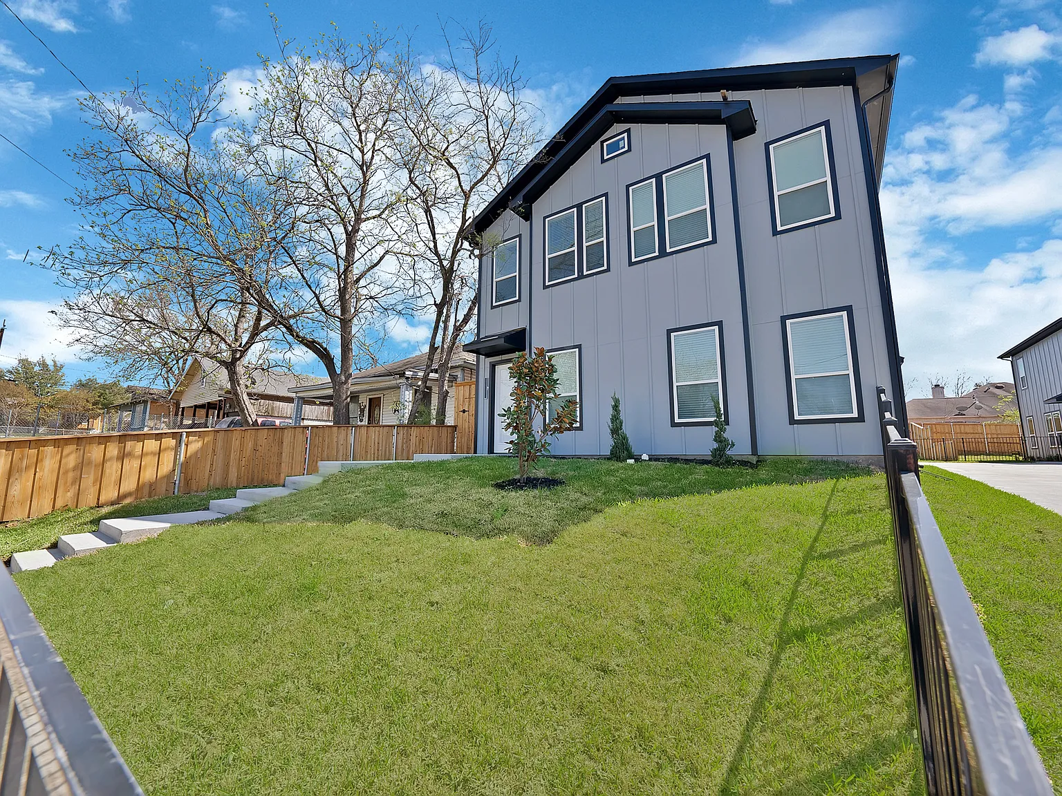 3 bed, 2.5 bath, 2399 sqft, $3,900 — Photo 2