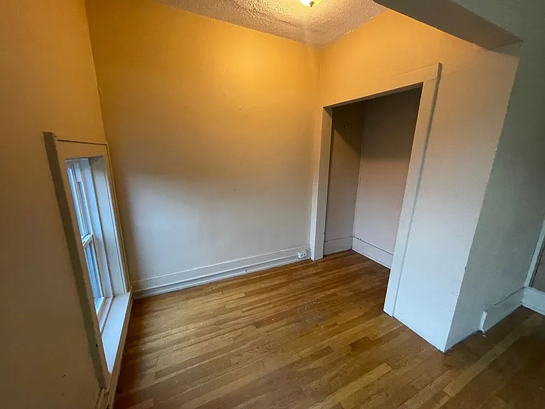 506 Kirby St E — Photo 7