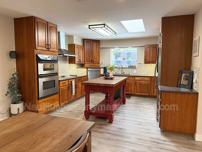 5 bed, 3.0 bath, 2760 sqft, $6,000 — Photo 4