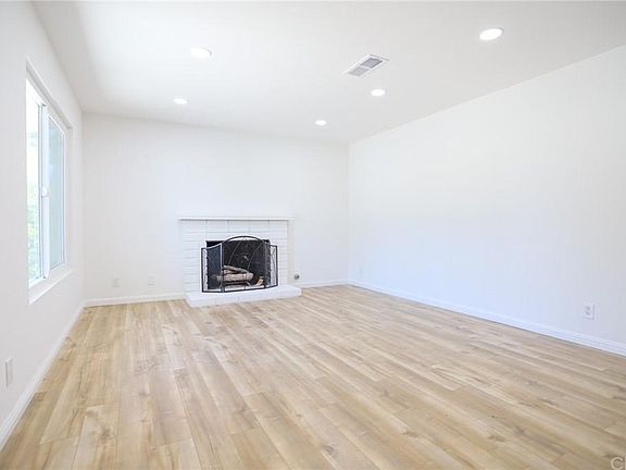 5th image of 402 W Avenida De Las Flores #0