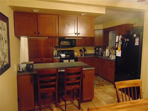 4th image of 756 Jeffrey St