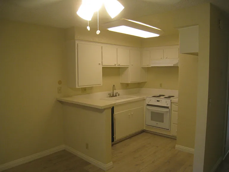 Georgetown Manor Apartments — Photo 9