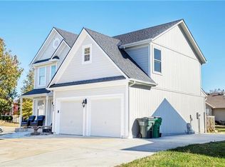 625 Oak Crest Cir, Gardner, KS 66030
