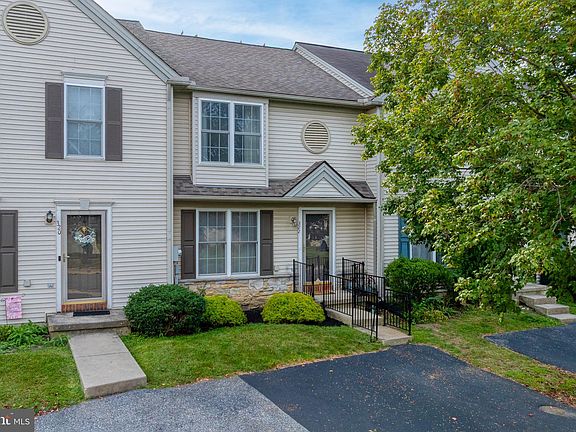 2nd image of 322 Banyan Circle Dr