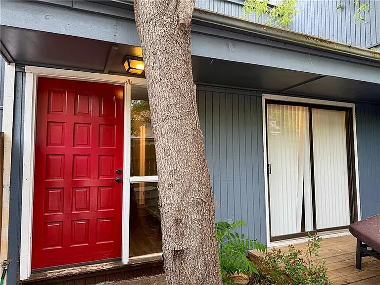 1059 Mariners Dr — Photo 1