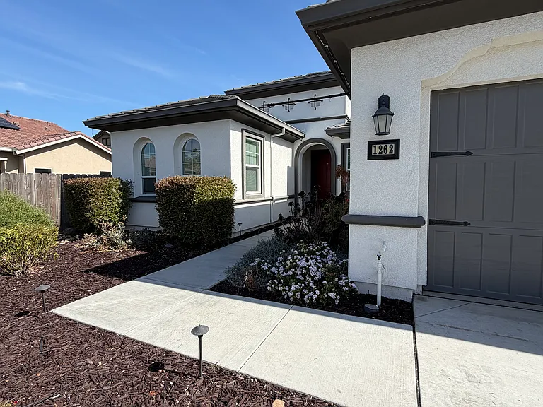 1262 Mirassou Dr — Photo 2