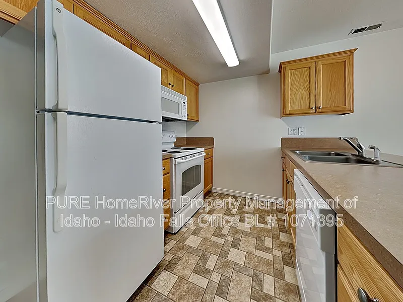 2 bed, 2.5 bath, 1100 sqft, $1,250 — Photo 2