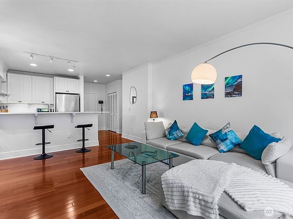 4th image of 19500 Ballinger Way NE #109