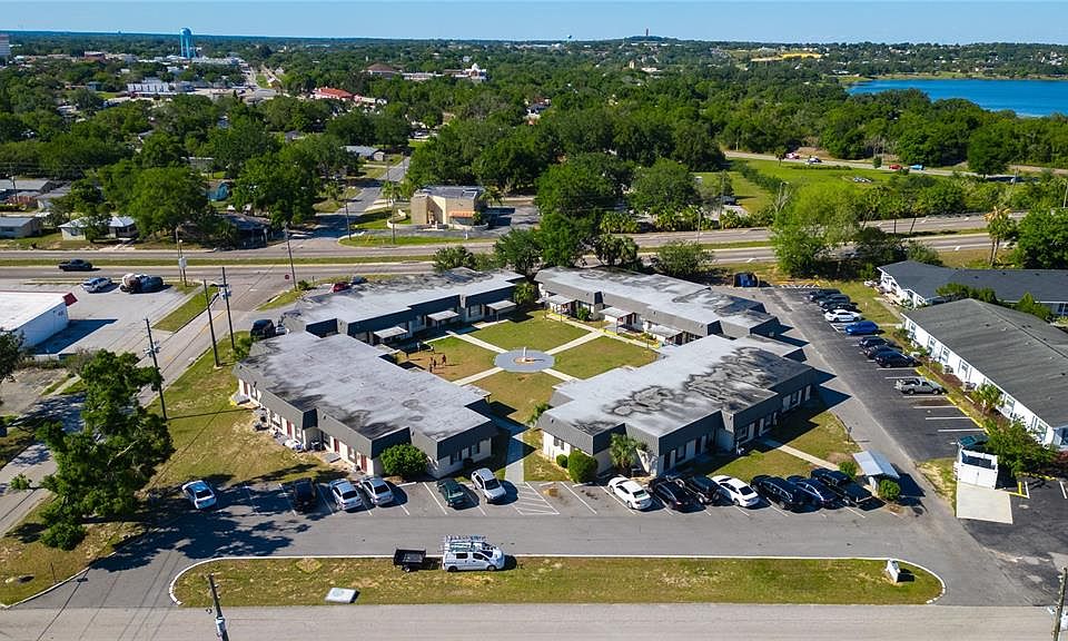 1st image of 401 DOMARIS AVENUE
