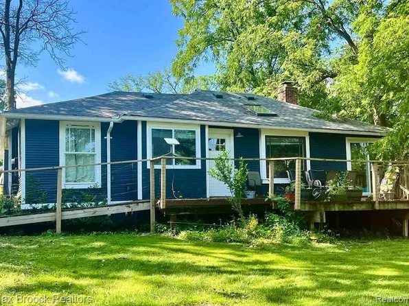 4995 Lockhart St, West Bloomfield, MI 48323
