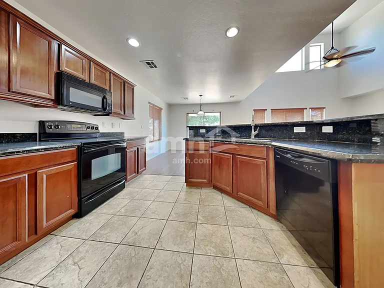 1497 E Magnum Rd — Photo 3